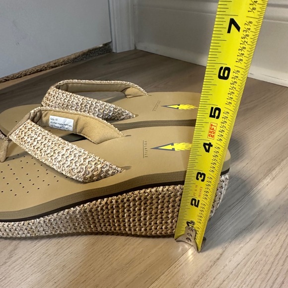 Volatile Women's Tan Woven Wedge Flip Flop Sandals Size 10 - Picture 5 of 8